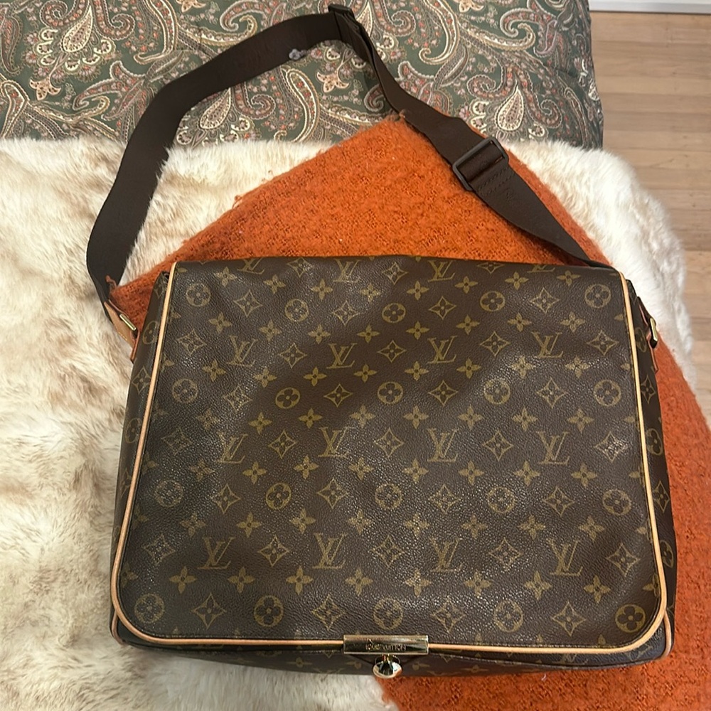 Louis Vuitton GM Messenger Bag